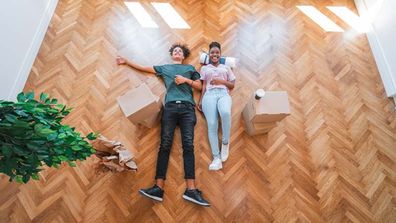 casal numa casa nova, detado no chão